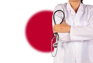 Japanisches Gesundheitssystem symbolisiert durch die Nationalflagge und eine Ärztin mit Stethoskop in der Hand