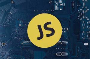 JavaScript Logo vor einer elektronischen Leiterplatte als Hintergrund