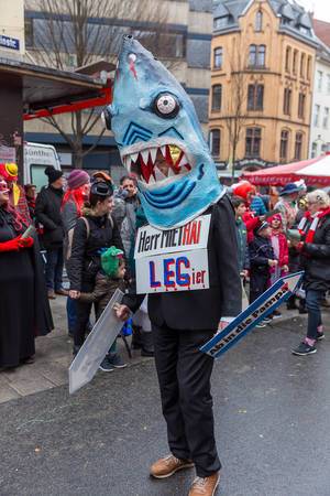Jeck der Pappnasen Rotschwarz im Miethai- Kostüm kritisiert Immobilieninvestoren bei der Rosenmontagsfeier in Köln
