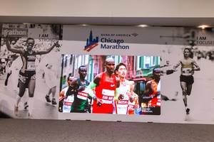 Jogger auf Fotos der Chicago Marathon-Ausstellung im McCormick Place, North Building