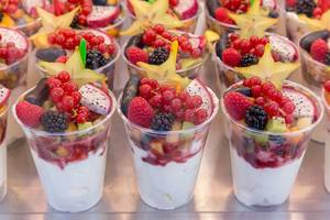 Joghurt mit frischen Früchten: Pitaya, Sternfrucht und Beeren