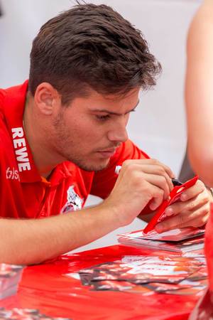 Jorge Meré signing autograph cards