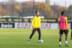 Julian Weigl mit Ball und Wintermütze beim Training des BVB