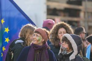 Junge Demonstranten winterlich bekleidet in Köln bei den Fridays for Future vor eine Europaflagge