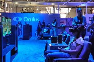 Junge Frau mit VR-Brille beim Computerspiel in Virtual Reality