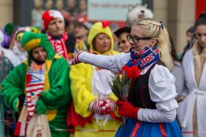Junge Frau von der De Heinzelmänncher zo Kölle KG mit Blumen in der Hand - Kölner Karneval 2018