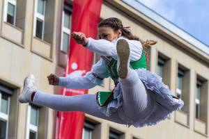 Junge Frau wird in die Luft geworfen - Kölner Karneval 2018