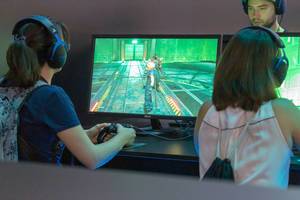 Junge Frauen zocken das Videospiel Final Fantasy VII - Remake auf der Gamescom