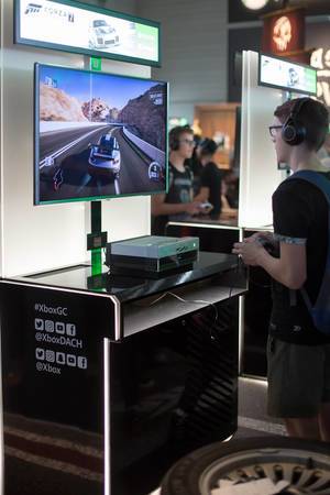 Junge spielt Forza 7 auf Xbox GC