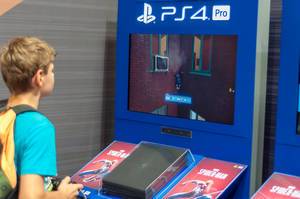 Junge spielt Spider-Man auf der PS4 Pro