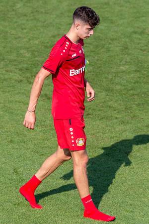 Junger Fußballer Kai Havertz läuft nach dem Fußballtraining Barfuß in roten Socken über das Spielfeld
