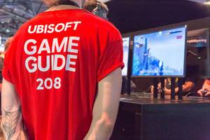 Junger Mann mit rotem Ubisoft Game Guide 2018 T-Shirt