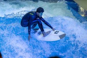 Junger Mann probiert die Surfing Anlage Citywave bei der Boot Düsseldorf 2018 aus