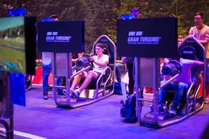 Jungs spielen Gran Turismo The real Driving Simulator