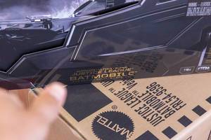 Justice League Batmobile Verpackung  in der Nahansicht