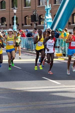 Kaan Kigen Ozbilen, Robert Chemonges und weitere Läufer (Marathon Finale) bei den IAAF Leichtathletik-Weltmeisterschaften 2017 in London