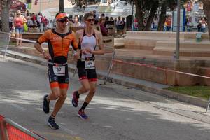 Kacper und Nicklas laufen um die Wette beim Challenge Triathlon in Peguera