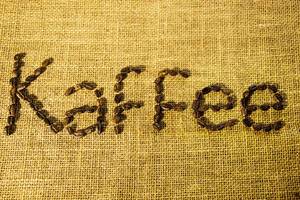 Kaffee geschrieben mit Kaffeebohnen auf einem Jutesack