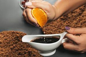 Kaffee mit frischem Orangen Saft gepresst für Kuchen closeup