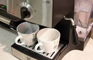 Kaffeemaschine und zwei Tassen