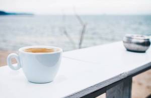 Kaffeepause in einer Strandbar. Meer im Hintergrund