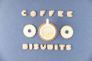Kaffeetasse und Keks Buchstaben und Coffee Biscuits als Text