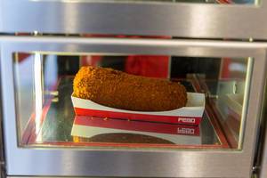 Kalfsvleeskroket holländische Krokette gefüllt mit Fleisch in Febo-Automaten-Imbiss