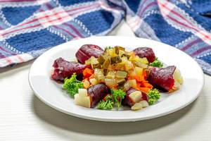 Kalorienreduzierter Salat aus Gemüsen auf einem weißen Teller
