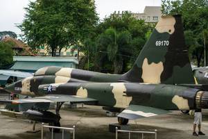 Kampfflugzeug vor dem Kriegsüberreste-Museum in Ho Chi Minh