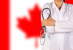 Kanadisches Gesundheitssystem symbolisiert durch die Nationalflagge und eine Ärztin mit Stethoskop in der Hand
