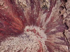 Karge Landschaft mit rotem Tonboden aus der Vogelperspektive. Ein Stück Mars auf der Erde