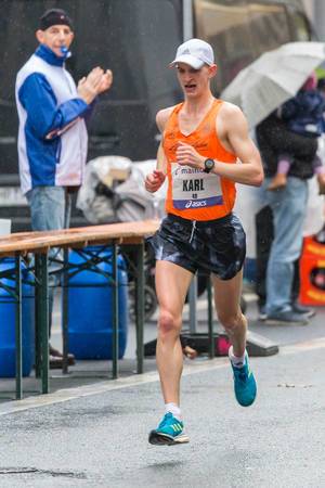Karl Junghanß als bester Deutscher beim Frankfurt Marathon kommt als 27. ins Ziel