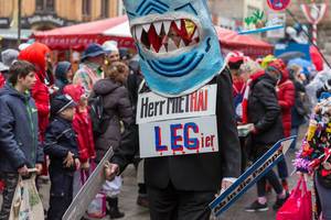Karnevalist gegen steigende Mieten und Gentrifizierung: Herr Miethai - Kostüm beim politischen Rosenmontagszug