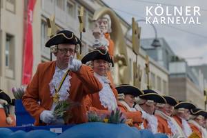 Karnevalsgesellschaft Große KG Greesberger in Gardekostüm auf dem Festwagen während des Rosenmontagszugs beim Kölner Karneval