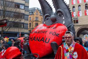 Karnevalswagen beim Rosenmontagszug mit dem abgewandelten Motto "Uns Hätz schleiht för Hanau" trauert mit Opfern des rechtsextremen Anschlags