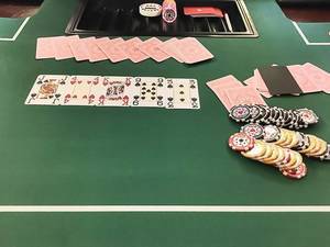 Kartenspiel mit Spielchips im Casino