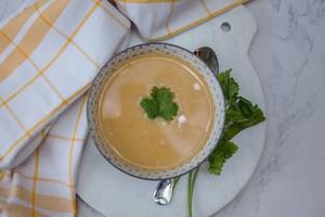 Kartoffel und Lauch Suppe in einer Schale mit Petersilie