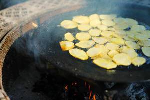 Kartoffeln in der Pfanne frittiert