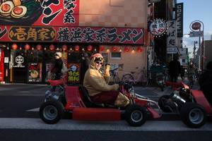Kartrennen durch die Stadt in einem lustigen Kostüm - Tokyo