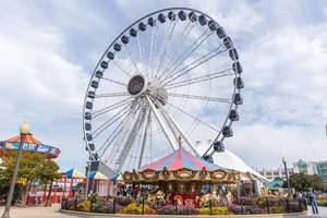 Karussell im Vintagelook und großes Riesenrad: Chicagos Touristenattraktion am Navy Pier
