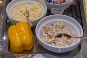 Käsesalat, Eiersalat und eine gelbe Paprika