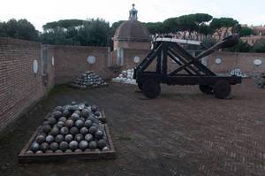Katapult und Kugelhaufen auf der Engelsburg in Rom, Italien