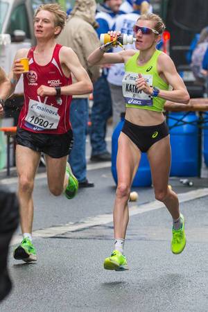 Katha Steinruck erfüllt die Olympia-Norm beim Frankfurt Marathon und knackt ihre Bestzeit