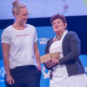 Katharina Mayer und Oma Anni von Kuchentratsch auf der Bühne