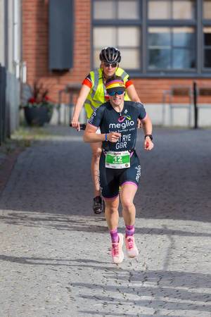 Katrina Rye startet für Großbritannien im Triathlon-Wettbewerb & läuft sich auf der Marathonstrecke auf Platz 2 der Frauen beim Ironman in Finnland