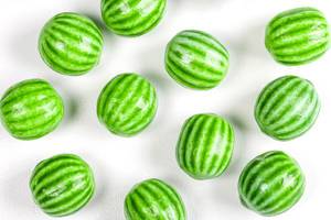 Kaugummi-Süßigkeiten in Form von Wassermelonen auf einem weißen Untergrund