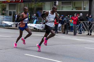 Kenianischer Marathonläufer und 2015 Sieger Dickson Chumba mit einem Tempomacher beim Chicago Marathon 2019