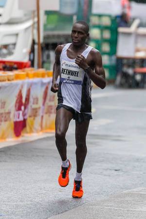 Kenyaner Bethwell beim Frankfurt Marathon