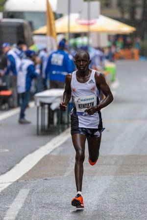 Kenyaner Keter Kenneth durchnässt auf der Strecke des Frankfurter Marathons kam als siebter ins Ziel