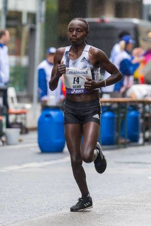 Kenyanerin Valary Jemeli gewinnt den Frankfurt Marathon bei den Frauen auf der Strecke im Regen